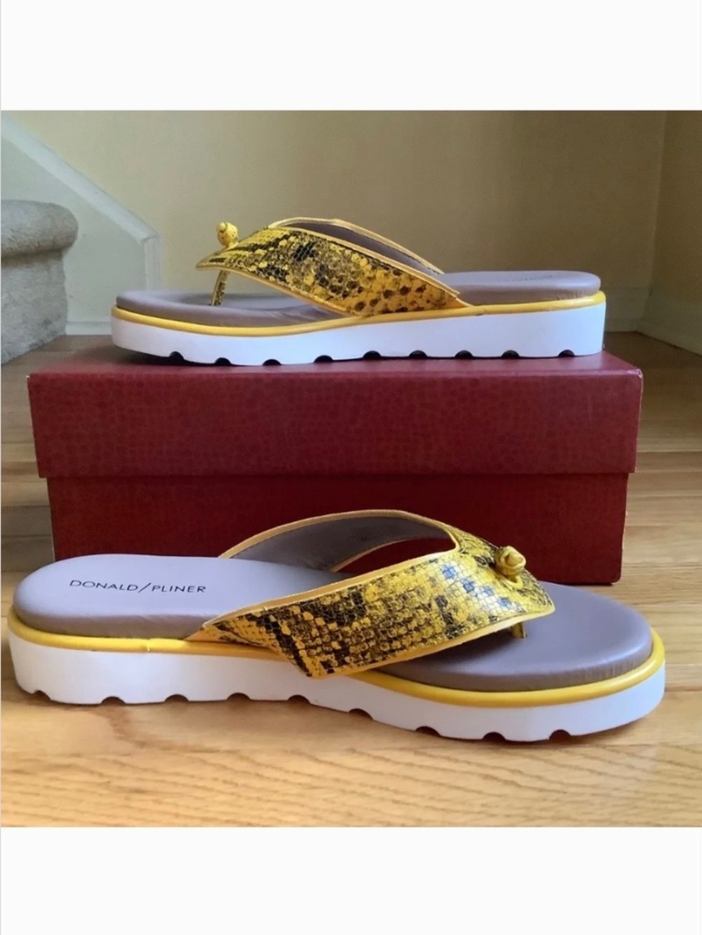 Donald Pliner Leaane Leather Patent Snake Embossed Thong Sandal Yellow SZ 9.5